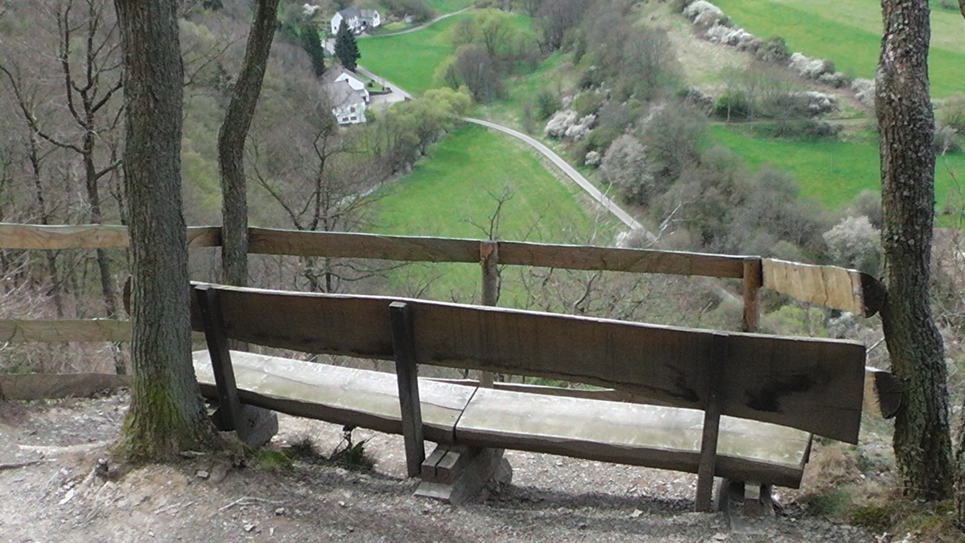69-bank-auf-dem-bergpfad